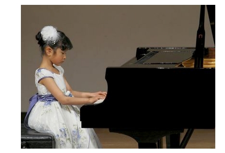 小さな生徒さんのピアノ演奏写真