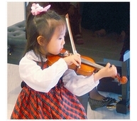 千歳烏山、芦花公園、調布、仙川エリアのバイオリン教室の幼児のバイオリン演奏写真